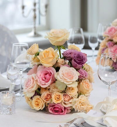 Borddekorasjon med pastell roser liten Borddekorasjon med pastell roser liten